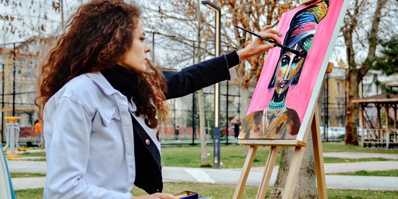 Konya'da genç ressam yaptığı resimleri satarak sokak hayvanlarını besliyor