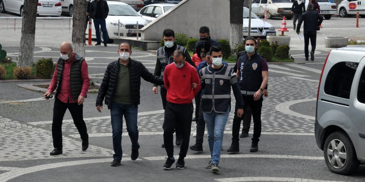 Konya'da 'FETÖ' bahanesiyle kandırdıkları vatandaşın 115 bin lirasını dolandırdılar