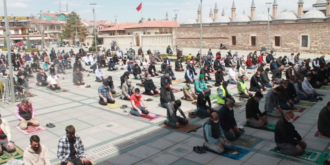 Konya’da Ramazan ayının ilk cuma namazı tedbirlerle kılındı