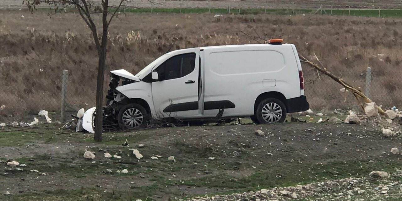 Konya'da kaza! Kontrolden çıkan hafif ticari araç ağaca çarptıı