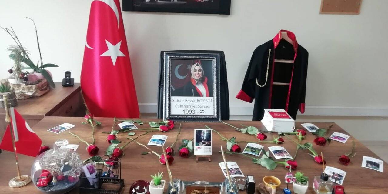 Çalışma Masası Çiçeklerle Donatıldı