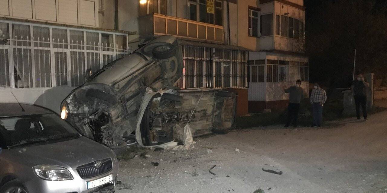 Konya'da alkollü sürücü ortalığı savaş alanına çevirdi! Karşı şeride geçerek ağaçları devirdi, iki araç ile apartmana çarptı