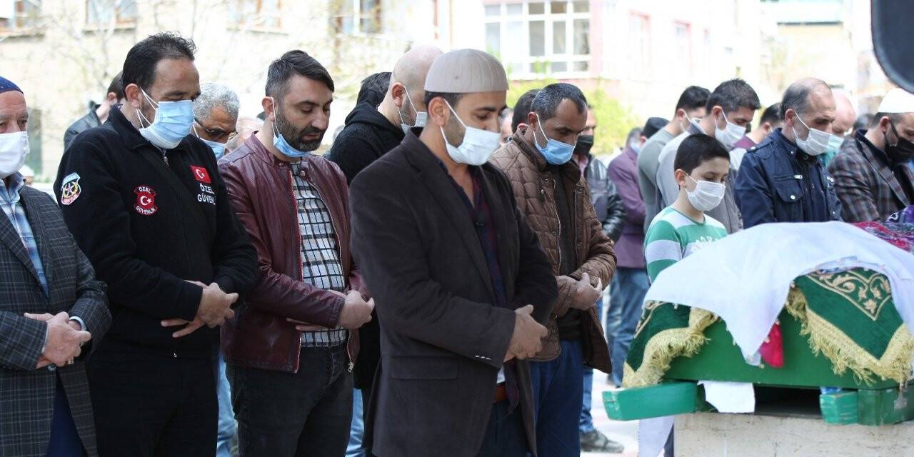 Konya'da motosiklet kazasında hayatını kaybeden anneanne ve torunu son yolculuğuna uğurlandı
