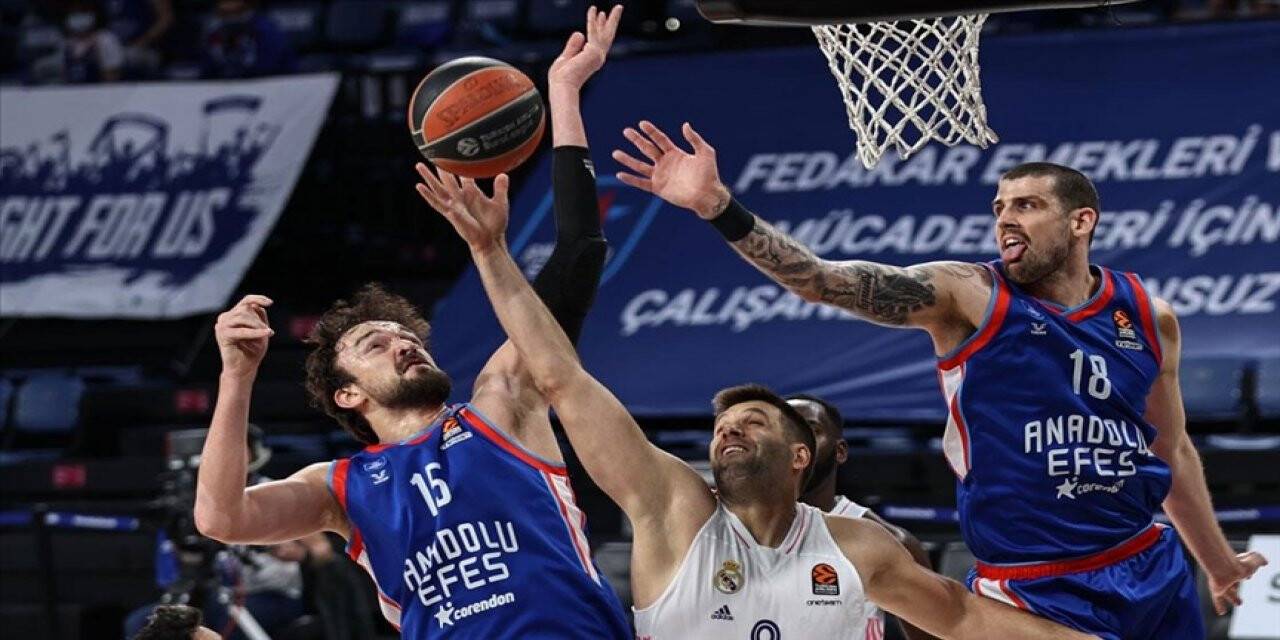 Anadolu Efes 2-0'a getirdi