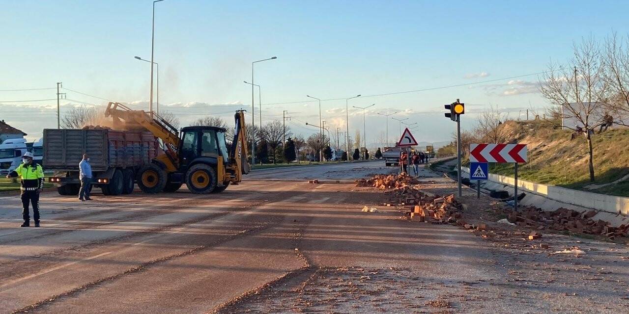 Konya yolunda kaza! Tırla motosiklet çarpıştı, binlerce tuğla yola savruldu