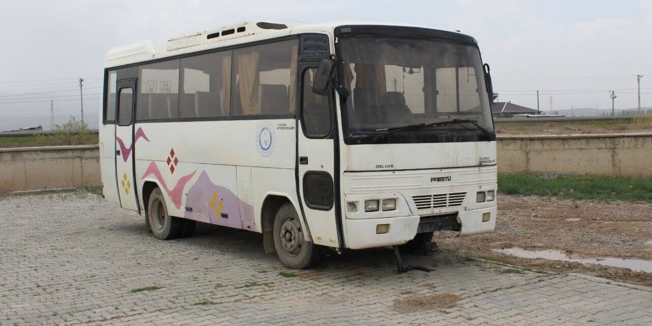 Kütüphane yapmak için aldıkları hurda araç, kuş yuvasına döndü