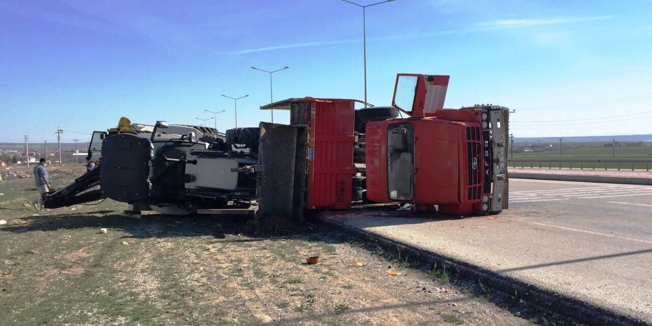 Konya'da İş makinesi taşıyan kamyon devrildi