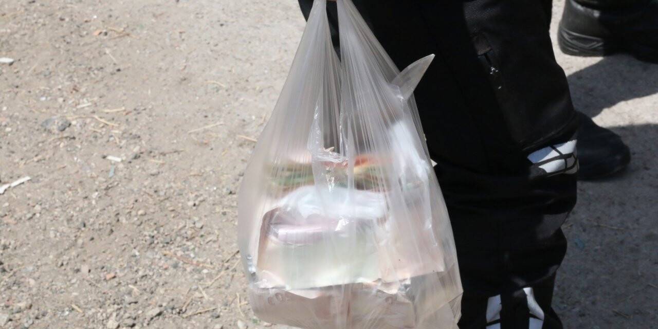 Çaldığı 30 bin TL ve altın dolu poşetle koşarken devriye gezen polis ekibinin önüne düştü