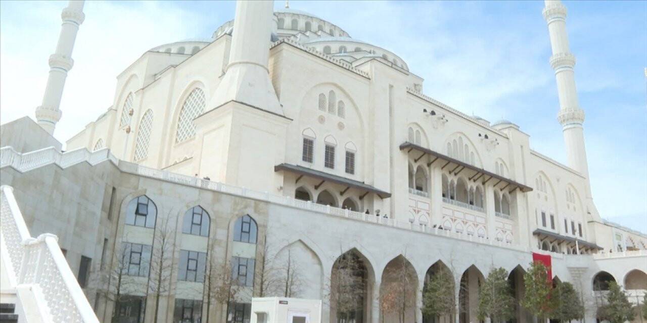 Cumhurbaşkanı Erdoğan cuma namazını Büyük Çamlıca Camisi'nde kıldı
