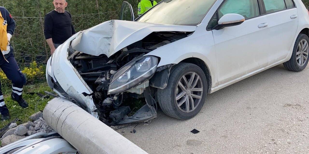 Otomobil beton direği devirdi, yol trafiğe kapandı