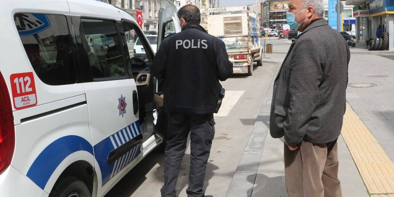 Karantinada olduğunu bankada öğrendi