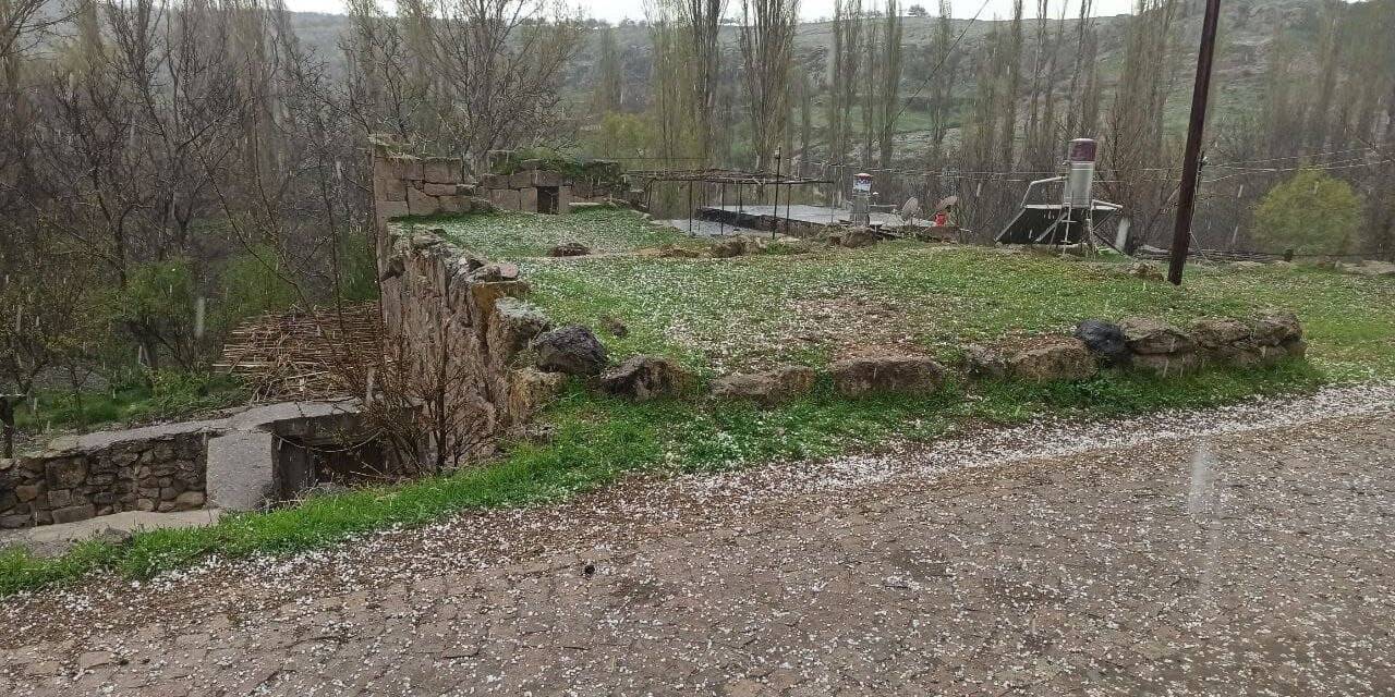 Aksaray’ın Güzelyurt ilçesinde dolu yağışı
