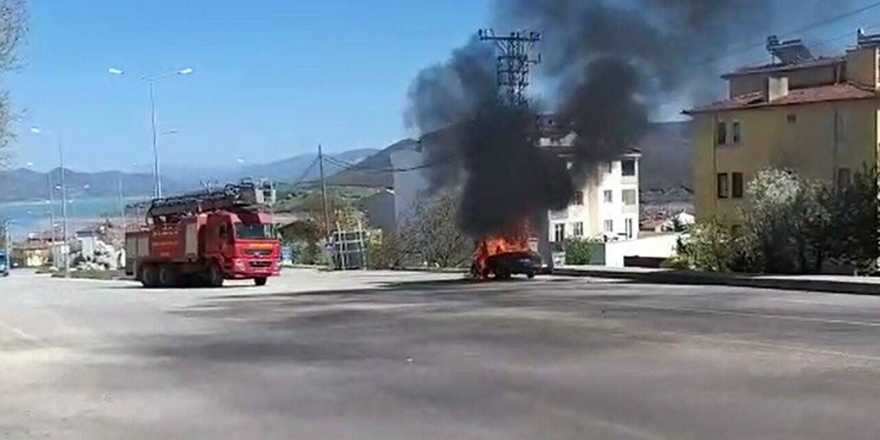 Otomobil alev topuna döndü