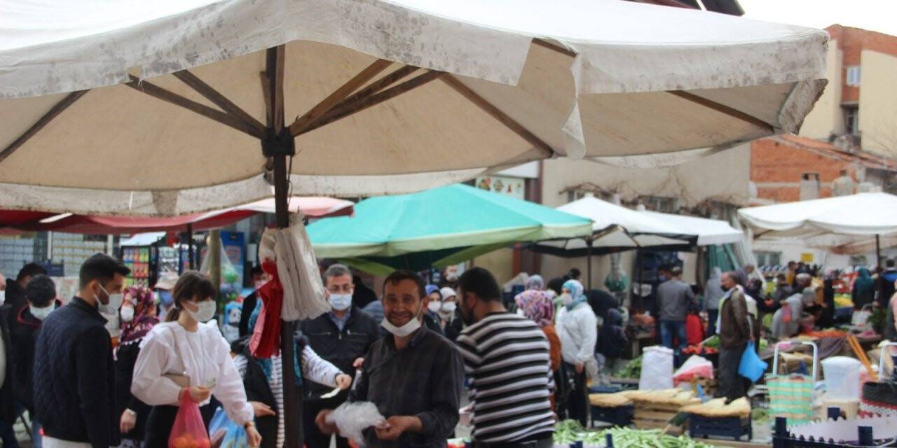 Tam kapanma öncesi vatandaş pazarlara akın etti