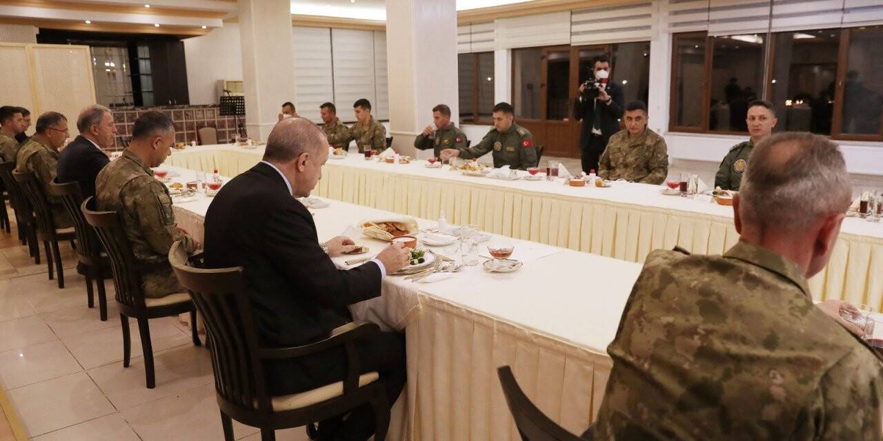 Cumhurbaşkanı Erdoğan, askerlerle iftar yaptı
