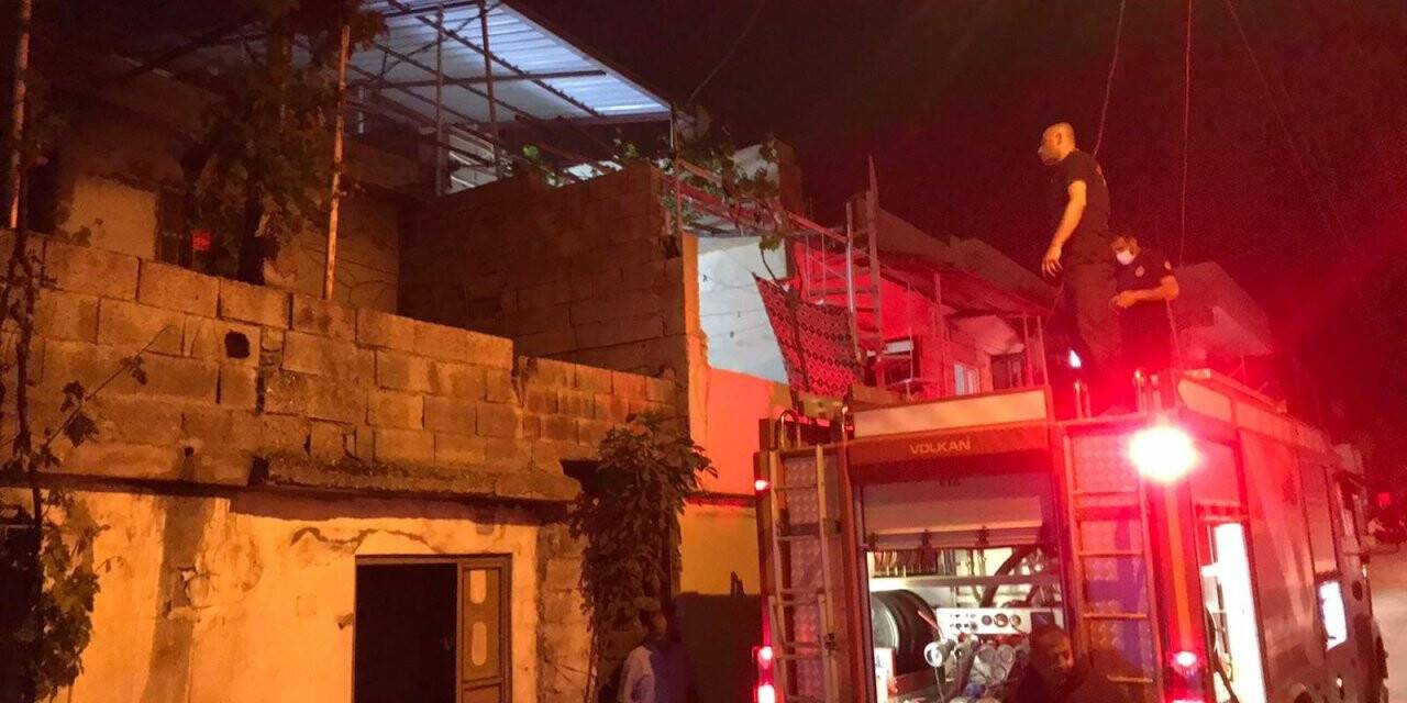 Evini ateşe verip kaçtı