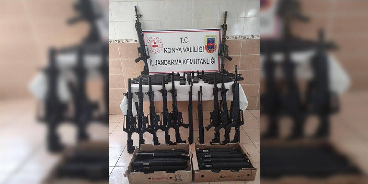 Konya’da jandarmadan kaçmak isteyen araçta ruhsatsız 45 tüfek ele geçirildi