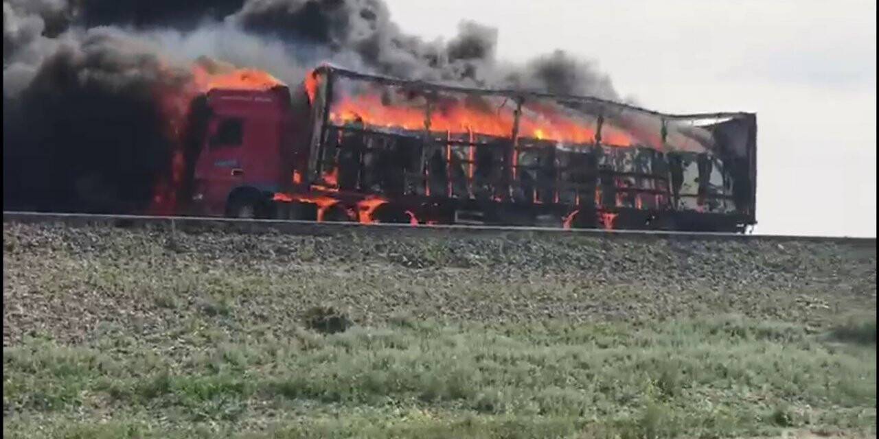 Konya'da beyaz eşya yüklü tır alev alev yandı