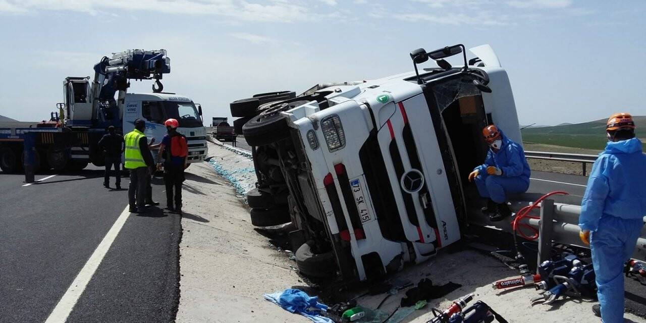 Niğde’de limon yüklü tır devrildi: 1 ölü