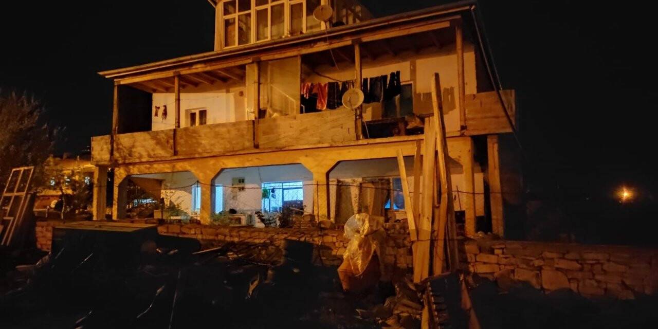 İftarı beklerken yaslandıkları balkon duvarı devrildi: 3 yaralı