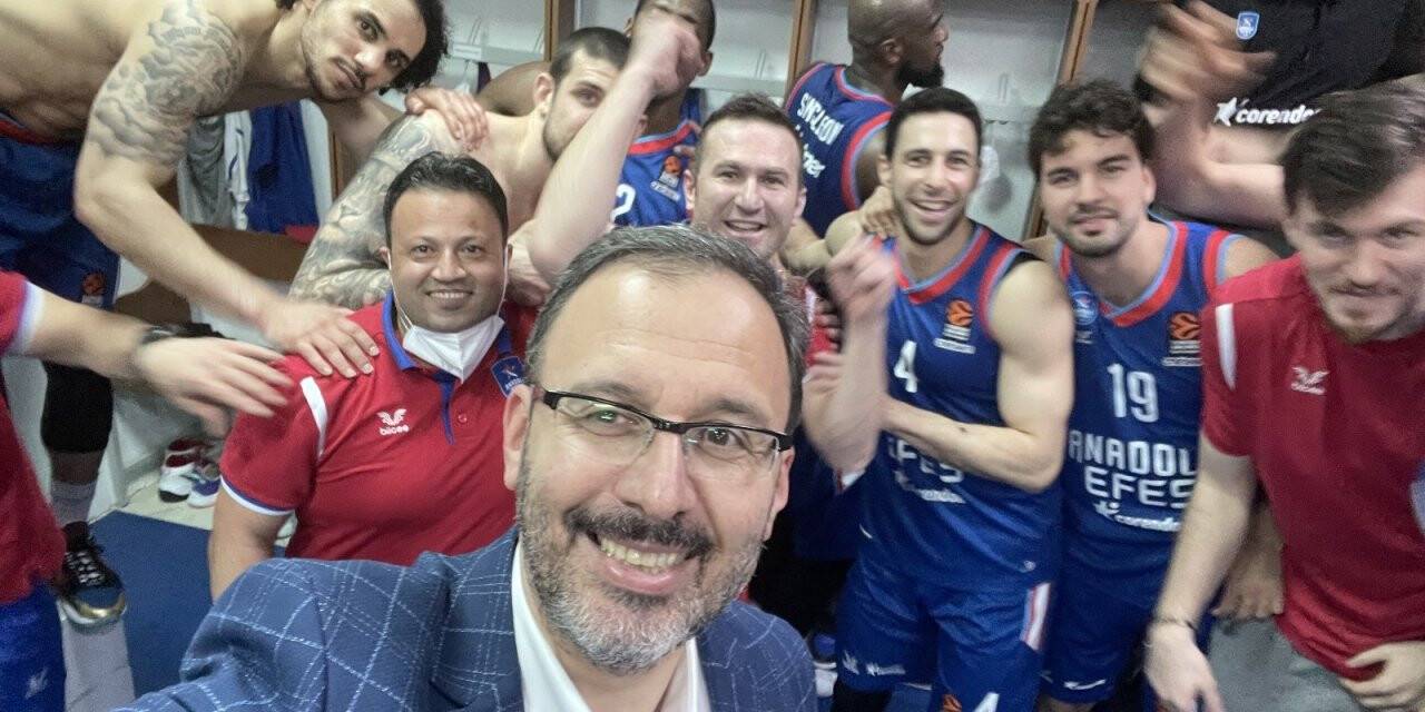Bakan Kasapoğlu: Final-Four’a kalan Anadolu Efes’i tebrik ederim