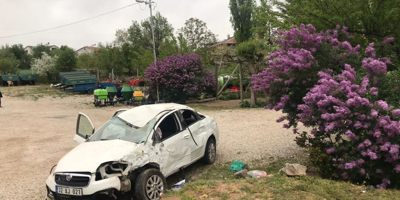Konya'da kaza! Otomobil takla attı, motoru fırladı: 2 yaralı