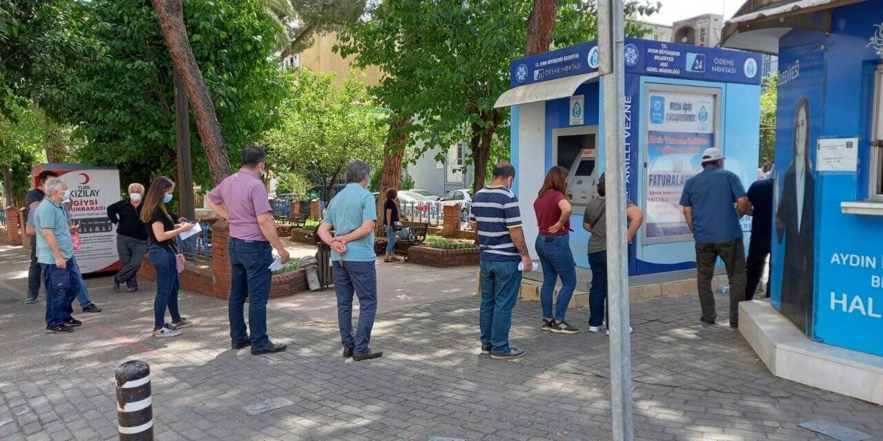 İzin belgesi almak için kuyruğa girdiler