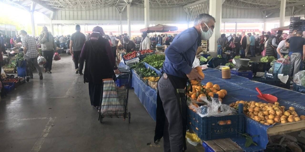 Konya'da pazarcılar tezgahları mesafeli açtı