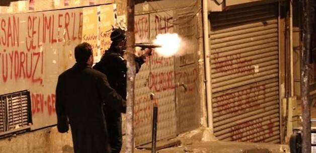 Polisten göstericiye: Gerizekalı nereye atıyorsun? VİDEOHABER