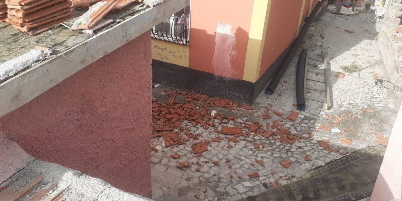 Konya'da fırtına çatıdaki kiremitleri savurdu
