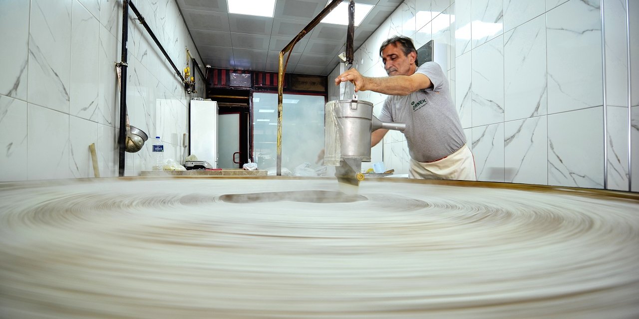 Konya'da geleneksel yöntemlerle üretilen tel kadayıf sofraları tatlandırıyor