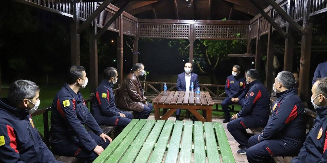 Başkan Altay son sahurda itfaiyecilerle buluştu