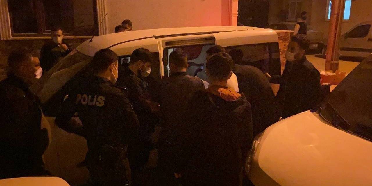 Kısıtlamaya uymayan şahıslar kendilerini uyaran polise saldırdı: 3 gözaltı