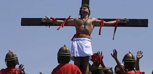 Kendini çarmıha gerdi hastaneye kaldırıldı