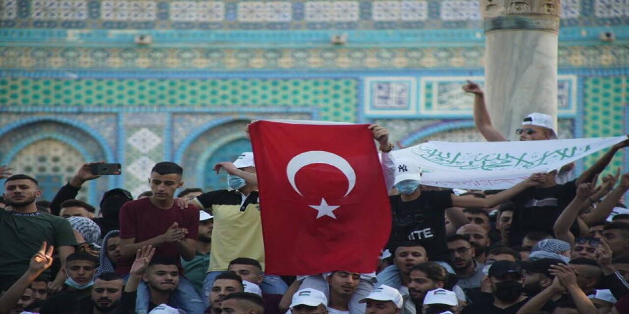 Mescid-i Aksa'daki Filistinlilerden Türk bayraklı bayram kutlaması