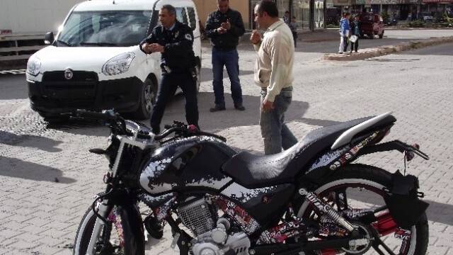 Hafif Ticari Araç Motosikletle Çarpıştı: 1 Yaralı