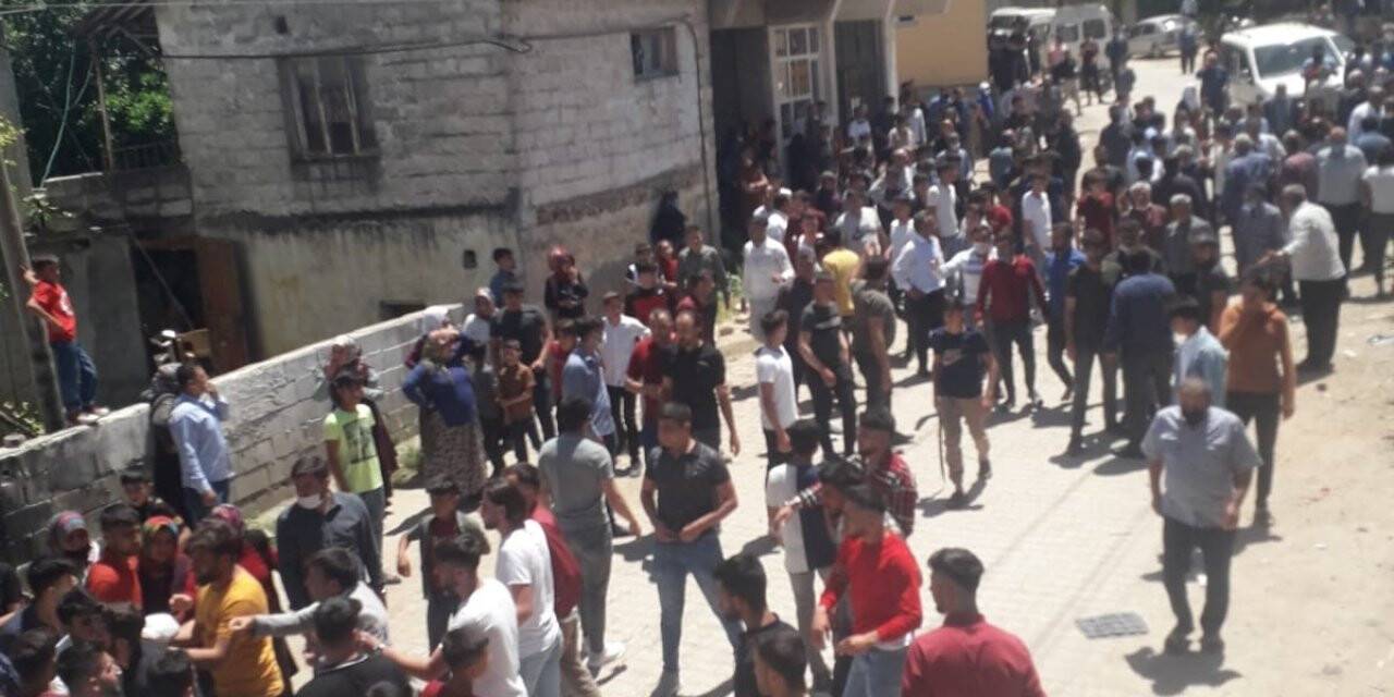 Bayramın ilk gününde iki aile birbirine girdi