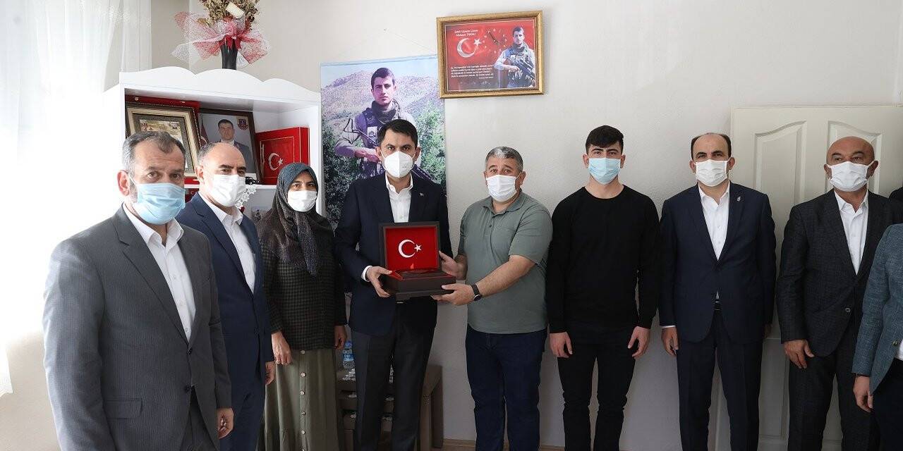 Çevre ve Şehircilik Bakanı Murat Kurum, şehit ailelerini ziyaret etti
