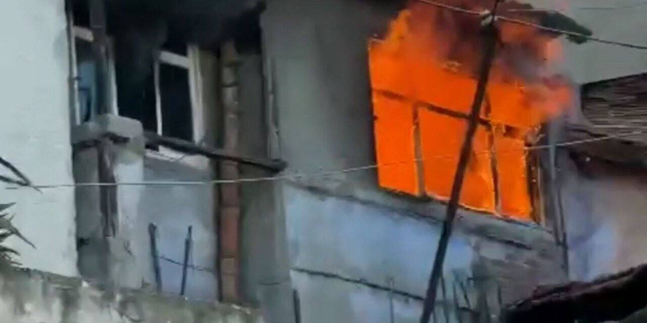 Samsun’da 3 katlı metruk bina alevlere teslim oldu