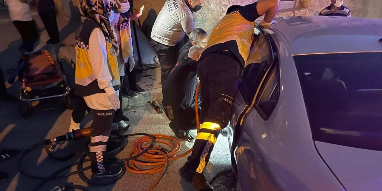 Otomobiller çarpıştı, sürücü sıkıştı