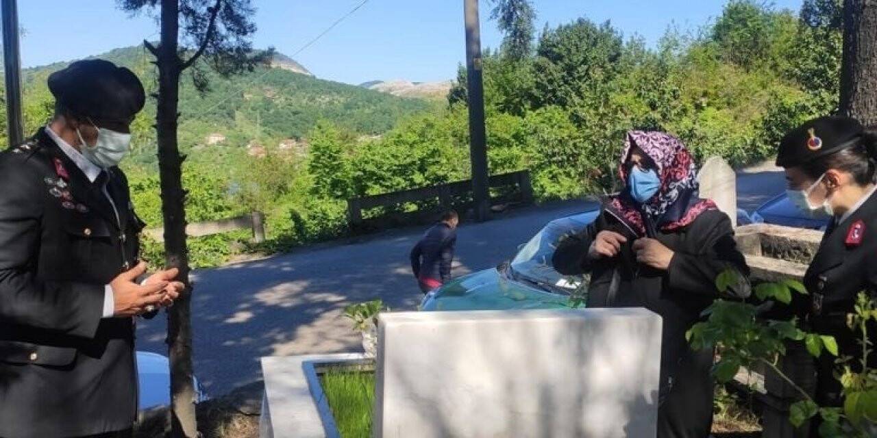 Şehit evladının mezarına Jandarma götürdü
