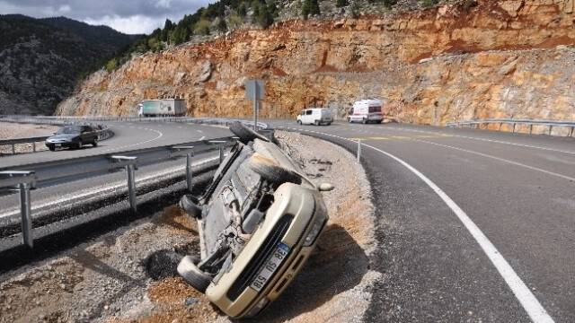 Seydişehir'de Otomobil Devrildi: 2 Yaralı