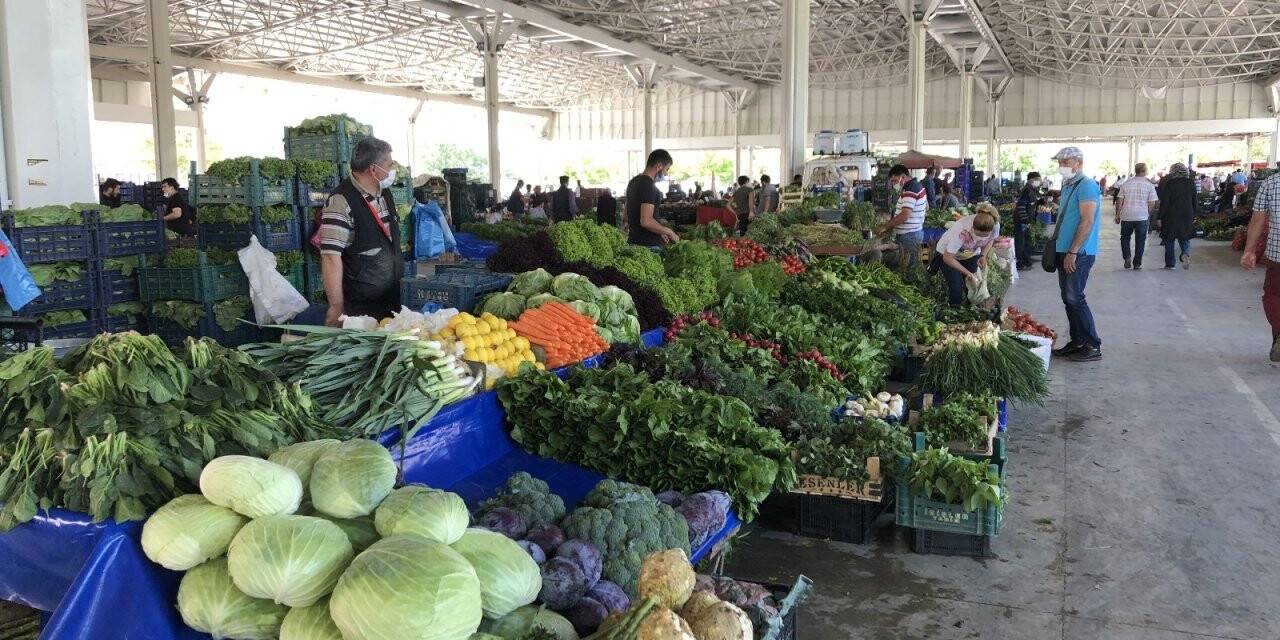 Konya'da tam kısıtlamanın ikinci pazarında mesafeli alışveriş