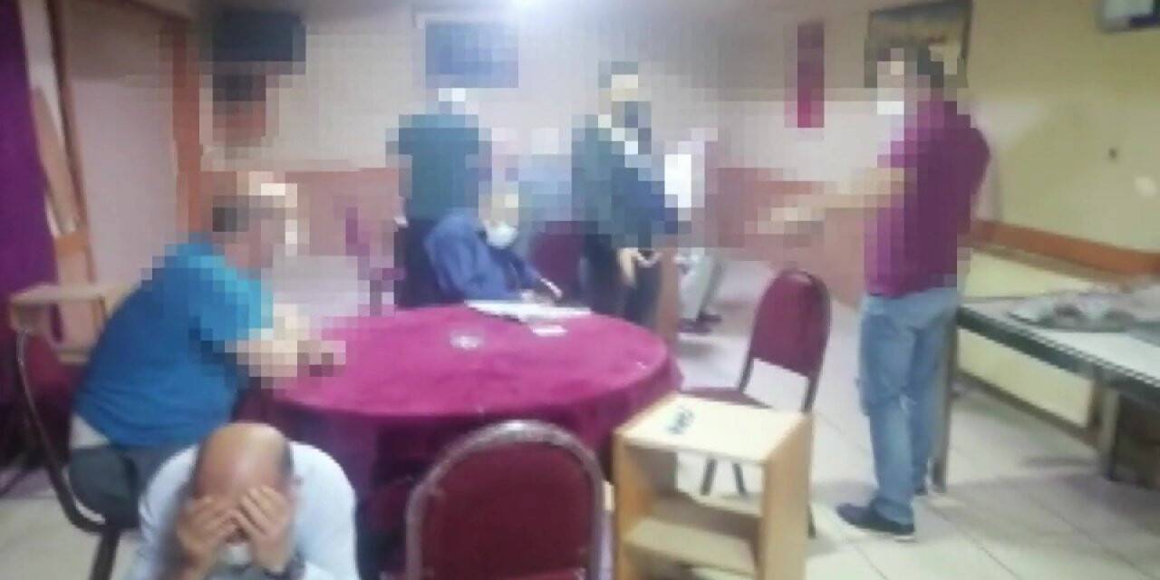 Yasakları delip kumar oynayan 24 kişi polise yakalandı