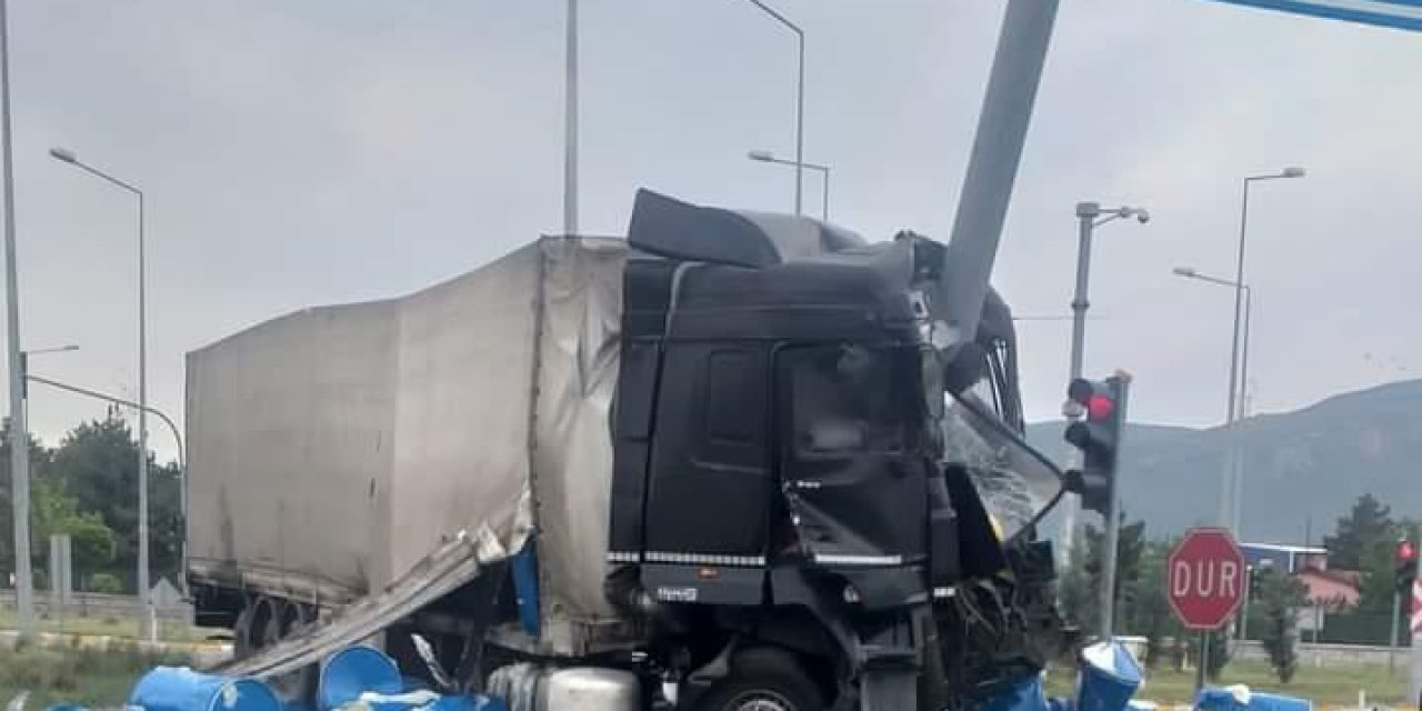 Konya'da feci kaza! Tır ile minibüs çarpıştı: 7 yaralı