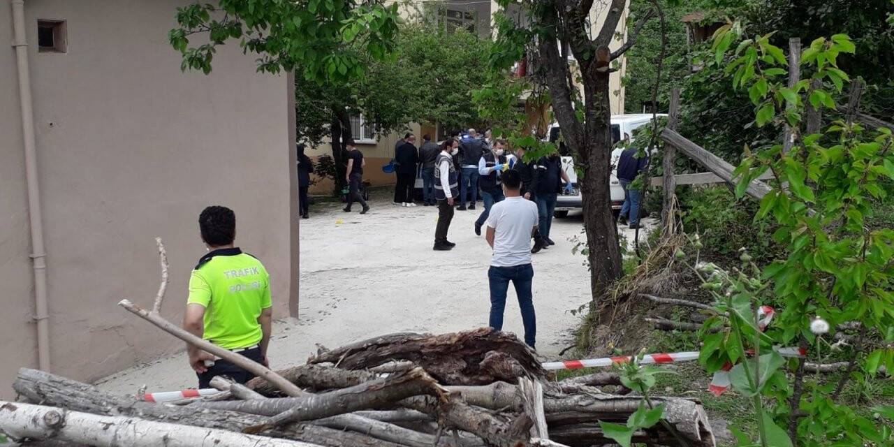 Cinnet getiren şahıs annesini öldürüp, kardeşini yaraladı