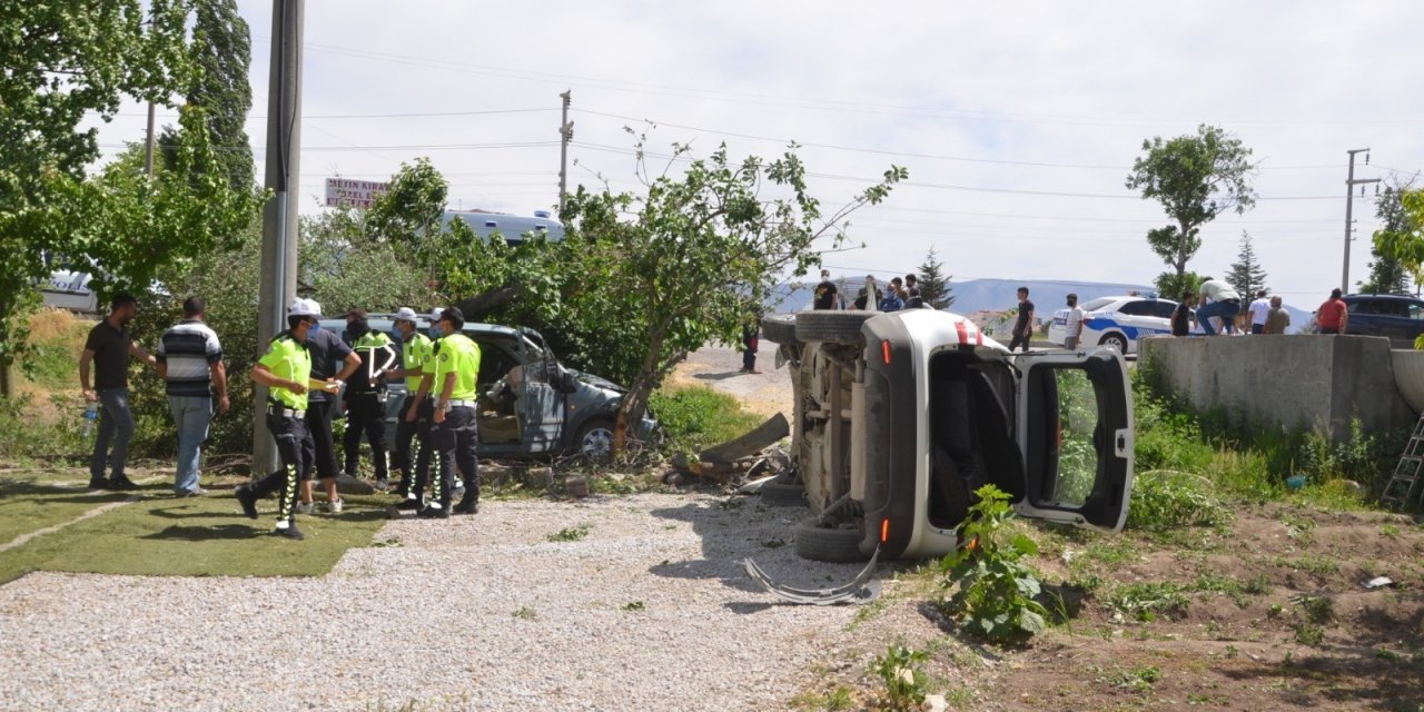 Konya’da hafif ticari araç ile cip çarpıştı: 4 yaralı