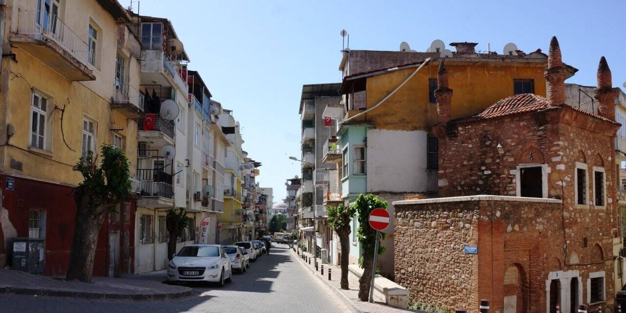 Bu sokağın iki ucu tarihe götürüyor