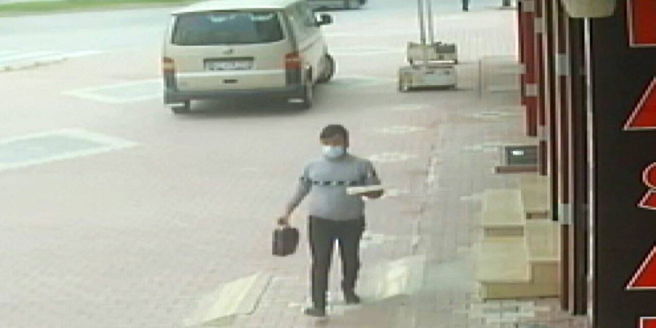 'Komşu kasabın oğluyum' dedi, vermediği paranın üstünü alıp çanta çaldı