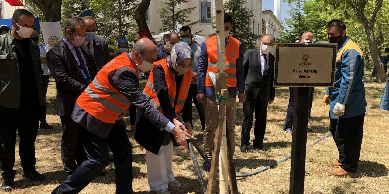 Konya'da koronavirüsten ölen tıp öğrencisi Merve Mercan’ın anısına fidan dikimi yapıldı